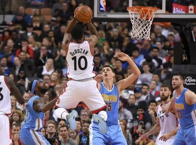 她在赛场上 她在赛场上